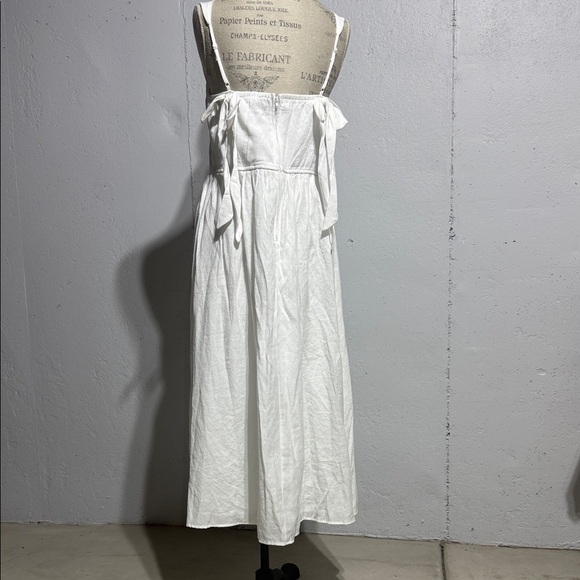 Elegant White Sleeveless Dress - Picture 7 of 12